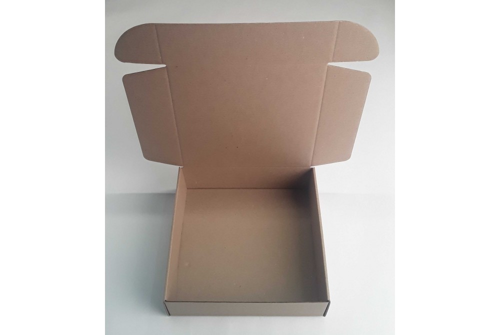Самосборная коробка из микрогофрокартона бурого цвета марка Т11, формат 185мм*185мм*55мм (длина*ширина*глубина).