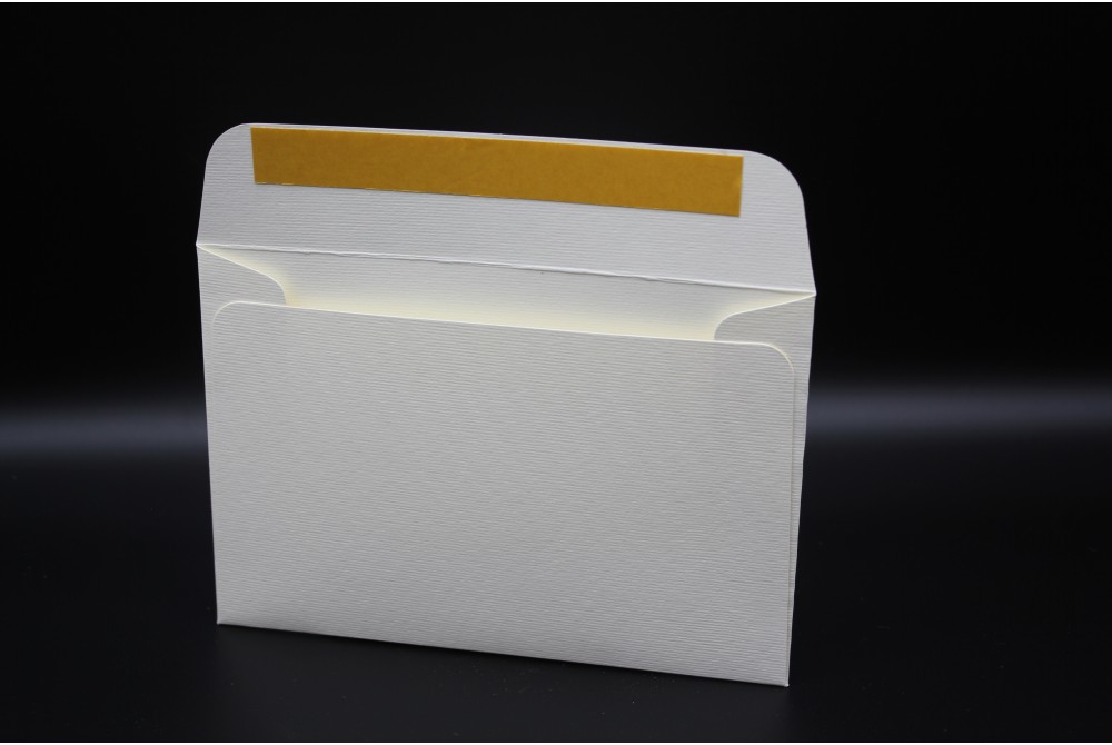Конверт из дизайнерской бумаги FABRIA  микровельвет слоновая кость (плотность 240 гр.) формат С6, 10 штук в упаковке.Цена за 1 упаковку.