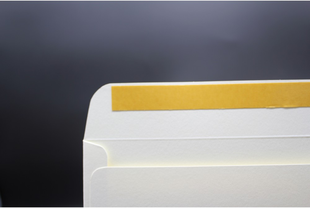 Конверт из дизайнерской бумаги FABRIA микровельвет слоновая кость (плотность 240 гр.) формат С4, 10 штук в упаковке.Цена за 1 упаковку.