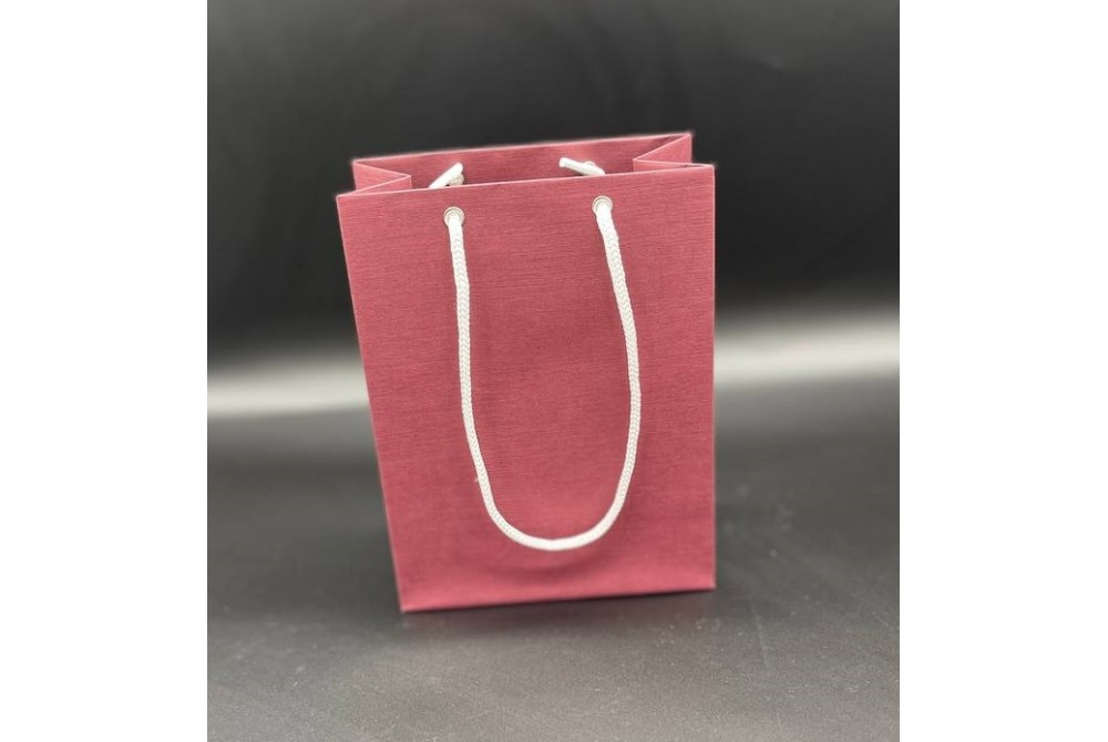 Пакет из дизайнерской бумаги Эфалин цвет винно-красный размер 220мм*150мм*120мм-вертикальный. В упаковке 10 штук.Цена за одну упаковку.