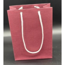 Пакет из дизайнерской бумаги Эфалин цвет винно-красный размер 450мм*300мм*150мм-вертикальный. В упаковке 10 штук.Цена за одну упаковку.