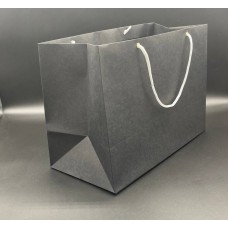 Пакет из дизайнерской бумаги Эфалин цвет черный размер 150мм*200мм*100мм-горизонтальный. В упаковке 10 штук.Цена за одну упаковку.