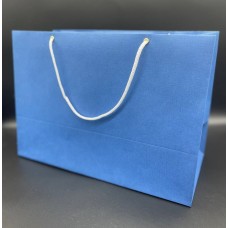 Пакет из дизайнерской бумаги Эфалин цвет голубой размер 340мм*400мм*150мм-горизонтальный. В упаковке 10 штук.Цена за одну упаковку.