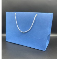 Пакет из дизайнерской бумаги Эфалин цвет голубой размер 220мм*300мм*120мм-горизонтальный. В упаковке 10 штук.Цена за одну упаковку.