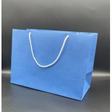 Пакет из дизайнерской бумаги Эфалин цвет голубой размер 150мм*200мм*100мм-горизонтальный. В упаковке 10 штук.Цена за одну упаковку.