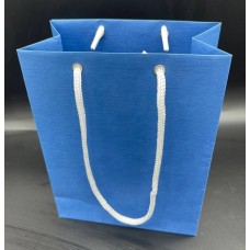 Пакет из дизайнерской бумаги Эфалин цвет голубой размер 450мм*300мм*150мм-вертикальный. В упаковке 10 штук.Цена за одну упаковку.