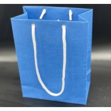 Пакет из дизайнерской бумаги Эфалин цвет голубой размер 380мм*200мм*120мм-вертикальный. В упаковке 10 штук.Цена за одну упаковку.