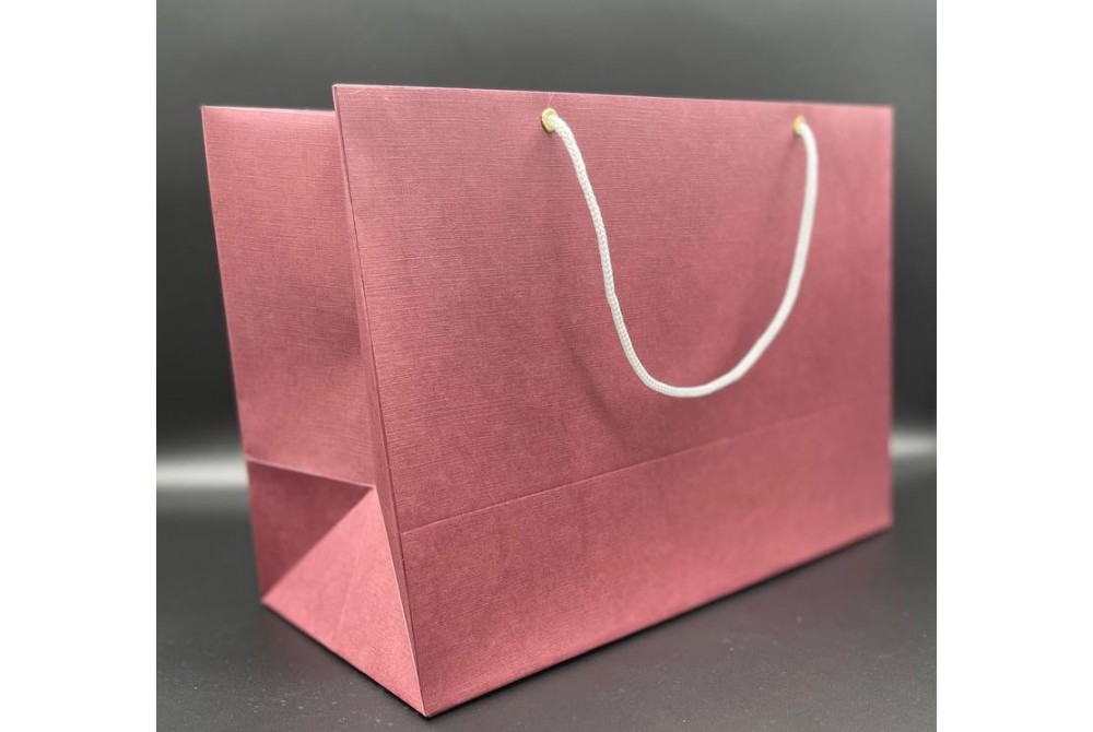 Пакет из дизайнерской бумаги Эфалин цвет винно-красный размер 220мм*300мм*120мм-горизонтальный. В упаковке 10 штук.Цена за одну упаковку.